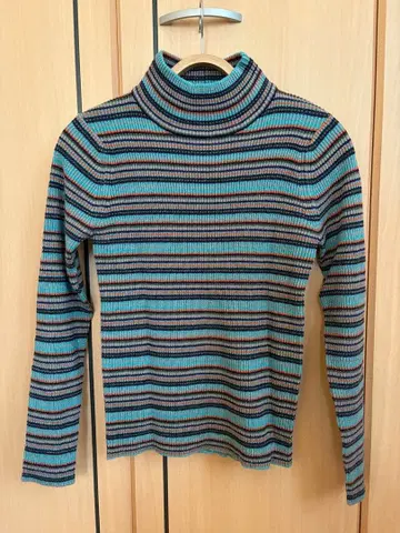 스트라이프 터틀넥 스웨터