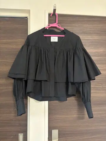 AMERI 블랙 프릴 긴팔 셔츠