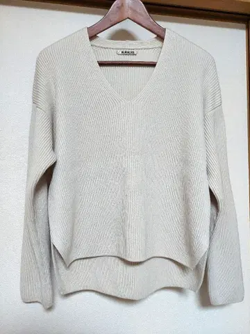 AURALEE 크림색 V넥 울 긴팔 니트 XS 새상품급