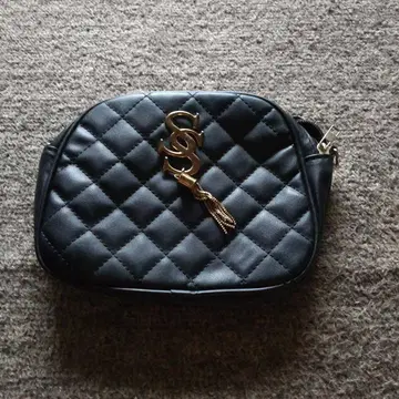 퀼팅 블랙 파우치 골드 로고 참