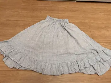 그레이 계열 체크 플레어 스커트 밑단 프릴