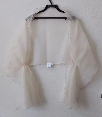 크림색 쉬폰 케이프 펄 비즈 포함