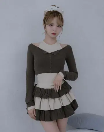 darich 오프숄더 레이어드 리브 상의 & 컷 프릴 믹스 미니 스커트