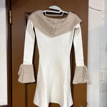 화이트 니트 원피스 큰 카라 부착