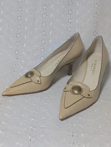 made [ a.testoni ] 카멜 계열! 스틸레토 가죽 펌프스