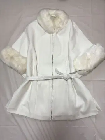 미사용 새상품 벨트 포함 퍼 판초 코트 화이트