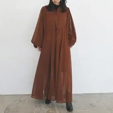 AKTE 하이넥 플레어 원피스