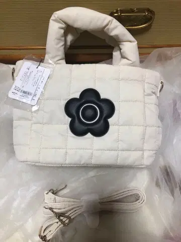 화이트 퀼팅 숄더백 마리콴트