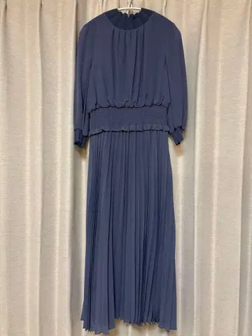 블루 플리츠 드레스