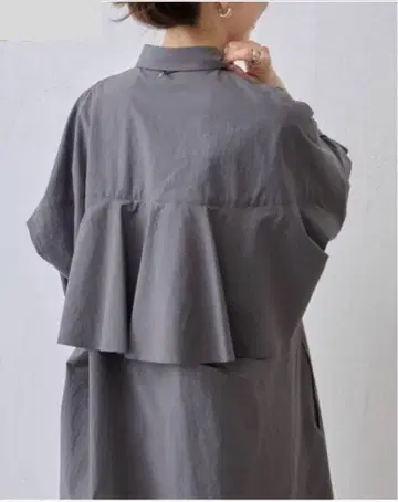 BEARDSLEY 등 프릴 셔츠 원피스 2023AW 차콜 그레이
