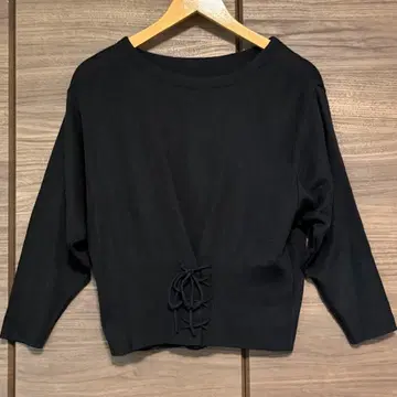 쿠 드 샹스 레이스업 리본 디자인 니트