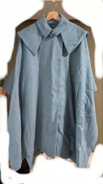 라이트 블루 오버 사이즈 케이프 코트