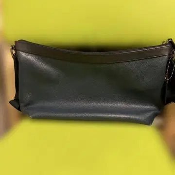 다크 블루 가죽 숄더백