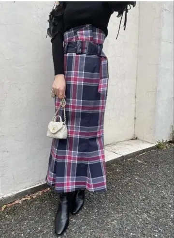 스나이델 네이비와 레드 체크 무늬 플레어 스커트