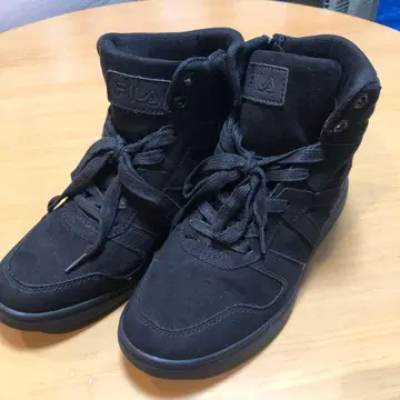 FILA 블랙 하이컷 스니커즈