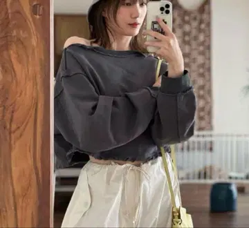 혼다 츠바사 착용 PERVERZE 블랙 크롭 맨투맨 오프숄더