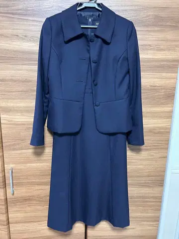 ESCOMUL 네이비 자켓과 드레스 세트