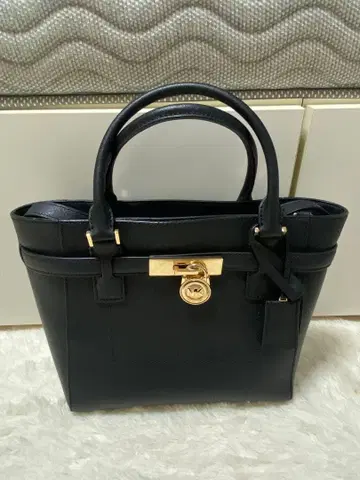 블랙 핸드백 골드 금장 장식 포함