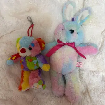 컬러풀한 곰과 토끼의 봉제 인형