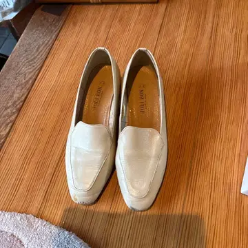 아이보리 가죽 로퍼 펌프스