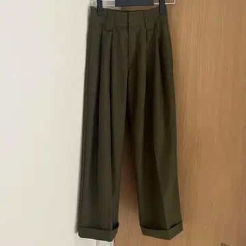 올리브 턱 슬랙스