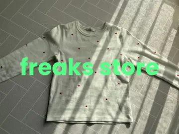 하트 자수 화이트 긴팔 T셔츠