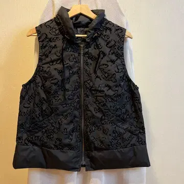 블랙 로고 자수 다운 베스트