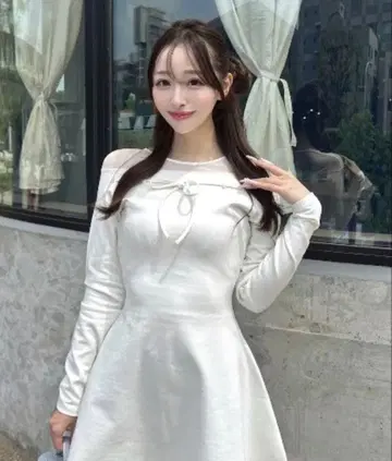 다리치 데콜테 시어 컷 미니 원피스