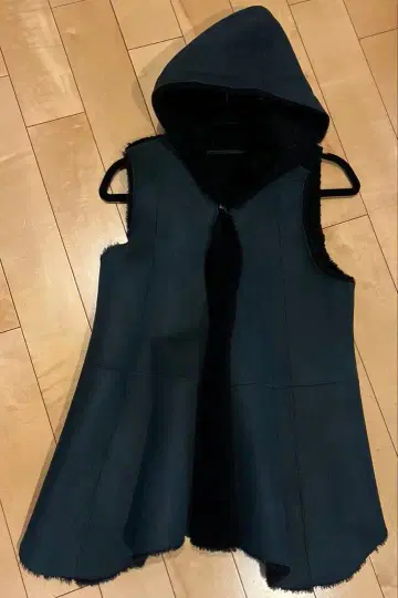 이종 소재 MIX 천연 가죽 플리스 부착 다크 그린 베스트