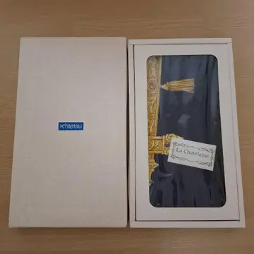 MOONBAT 화려한 골드 컬러와 파란색 스카프