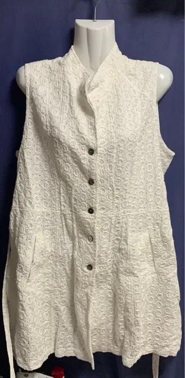 전체 자수 장식 화이트 슬리브리스 베스트