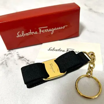 미사용급 컨디션 최상 살바토레 페라가모 바라 리본 키링 블랙