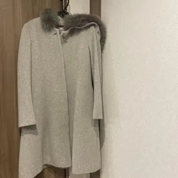 그레이 후드 부착 롱 코트 퍼 부착