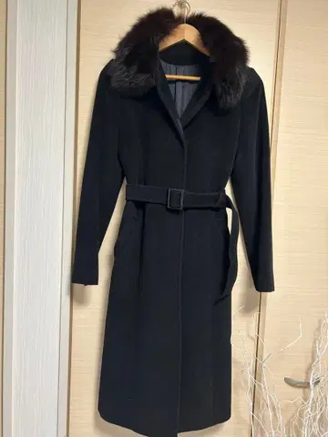 울 퍼 (폭스) 부착 블랙 롱 코트