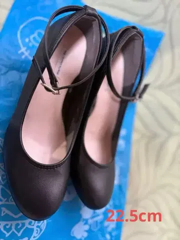 스트랩 포함 블랙 펌프스 22.5cm