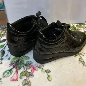 타비 바이탈리티 블랙 하이컷 스니커즈