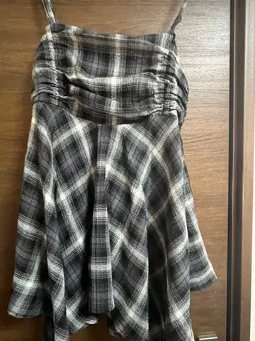 체크 무늬 플레어 스커트