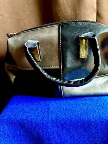 블랙과 베이지의 레더풍 핸드백