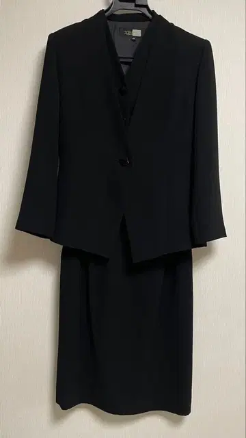 도쿄 소와르 블랙스 수트 자켓과 스커트 3종 세트 상복 예복