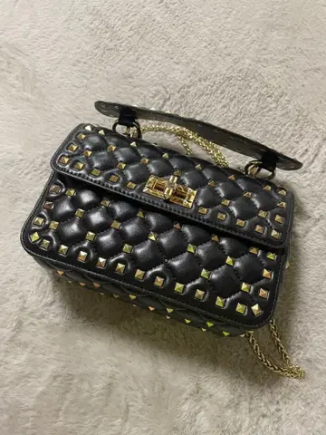 스터드 장식 블랙 숄더백
