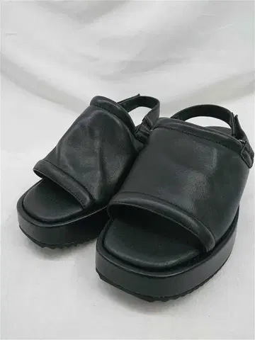 사바 블랙 계열 통굽 가죽 샌들 23.0cm