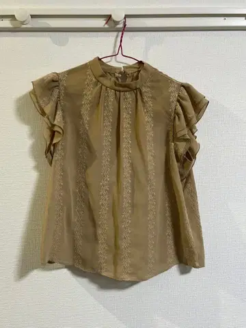 베이지 프릴 소매 자수 슬리브리스 블라우스