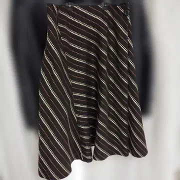 다크 브라운 스트라이프 플레어 스커트 무릎 기장
