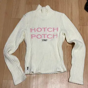 CRANK 화이트 터틀넥 니트