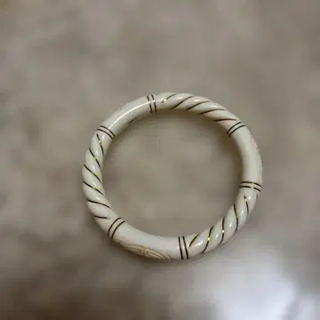 트위스트 디자인의 뱅글