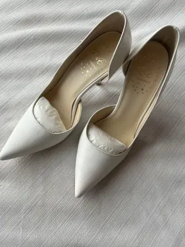 R&E 화이트 스틸레토 하이힐