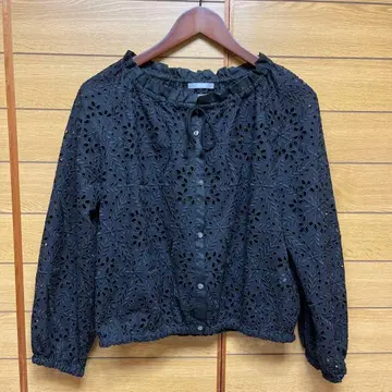 띠어리 럭스 펀칭 레이스 긴팔 블랙 블라우스 사이즈 38