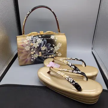 골드 컬러 꽃무늬 핸드백과 조리 세트