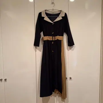 네이비와 베이지의 셔츠 원피스