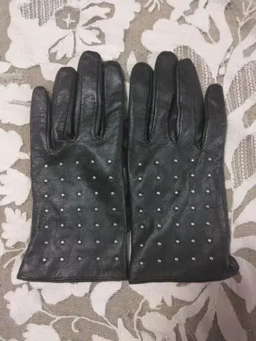 새상품급 H&M 에이치앤엠 스터드 장식 가죽 장갑 S 사이즈 블랙 방한